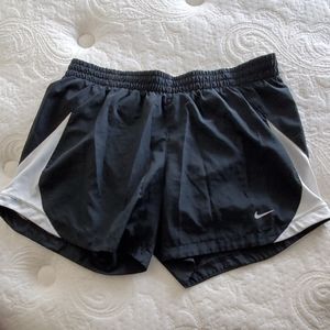 🌹Black nike shorts with small white side panel